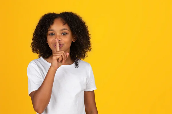Smiling Adolescent African American Girl White Shirt Puts Finger Lips — Stock Photo, Image