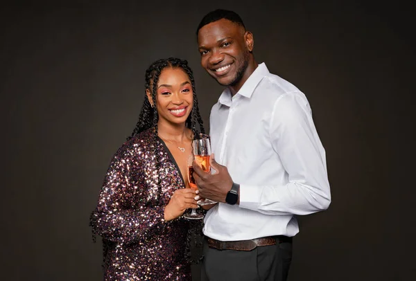 Glücklich Schöne Afrikanisch Amerikanische Mann Und Frau Eleganten Outfits Halten — Stockfoto