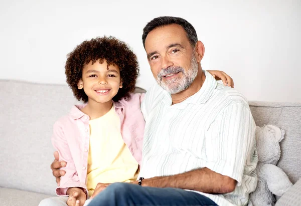 Familie Generaties Bond Gelukkig Latino Kleine Jongen Knuffelen Zijn Opa — Stockfoto