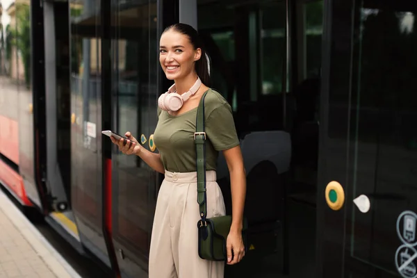 Conectado Conmutar Joyful Passenger Young Lady Salir Del Tranvía Mensajes — Foto de Stock