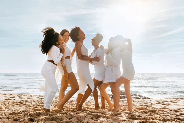Jóvenes Excitadas Amigas Multirraciales Posando Playa Disfrutando Celebración Despedida Soltera —  Fotos de Stock