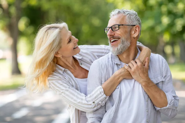 Happy Active Senior Couple Having Fun Together Outdoors Romantic Mature — Stock Photo, Image