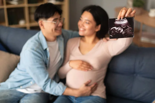 Feliz Pareja Asiática Embarazada Mostrando Imagen Ultrasonido Bebé Anunciando Grandes —  Fotos de Stock