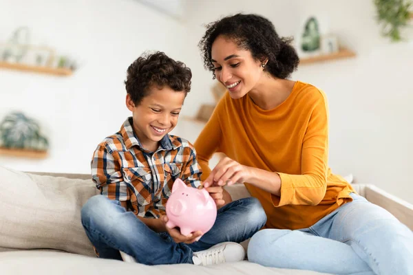 Economía Kid Personal Savings Mamá Feliz Hijo Pequeño Poniendo Monedas —  Fotos de Stock