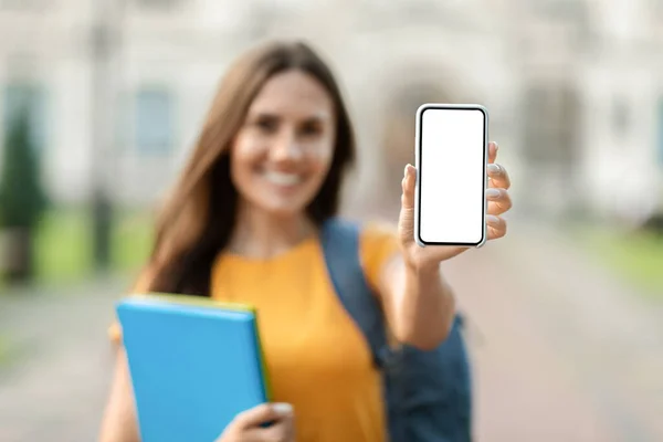Grande App Happy Beautiful Student Feminino Mostrando Smartphone Com Tela — Fotografia de Stock