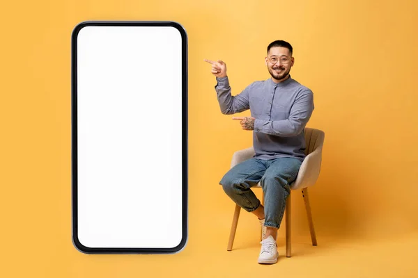 Positiver Asiatischer Typ Zeigt Auf Großes Smartphone Mit Weißem Bildschirm — Stockfoto