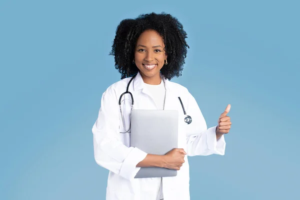 Beyaz Önlüklü Tabletli Mutlu Siyah Milenyum Bayan Doktoru Mavi Stüdyo — Stok fotoğraf