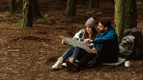 Serious Young Caucasian Couple Jackets Sits Forest Enjoy Travel Vacation — Stock Photo, Image