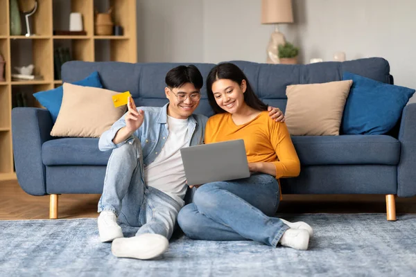 Japans Paar Met Laptop Computer Winkelen Online Holding Credit Card — Stockfoto