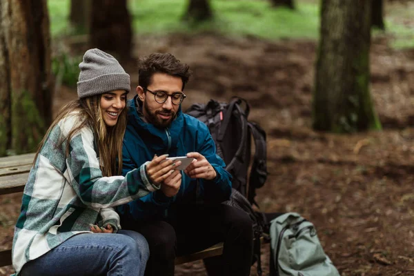 Positive Young Caucasian Couple Jackets Forest Enjoy Vacation Sit Bench — Stock Photo, Image