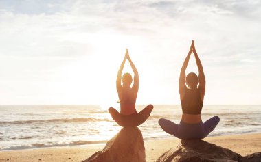 Kafkasyalı sakin genç kadınların meditasyondan, sabah egzersizinden, nefes egzersizlerinden, taşın üzerinde yoga yapmaktan, deniz sahilinde dengeden hoşlanmalarına sevindim. Alışkanlık, yaşam tarzı ve sağlık hizmetleri