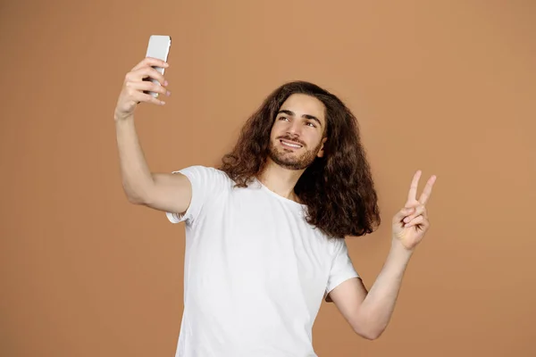 Uzun Saçlı Neşeli Orta Doğulu Adam Selfie Çekiyor Elinde Akıllı — Stok fotoğraf
