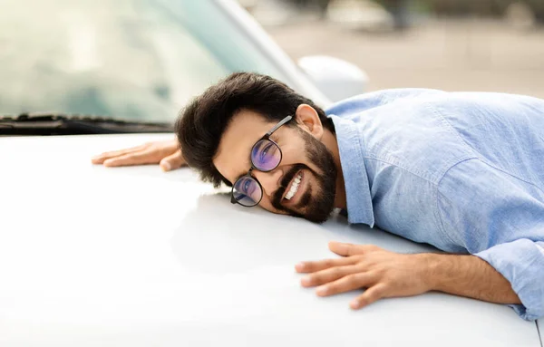 头戴眼镜的英俊的东方人高兴地看到新车 快乐的印地安人驾驶着崭新的白色汽车 面带微笑 汽车采购 — 图库照片