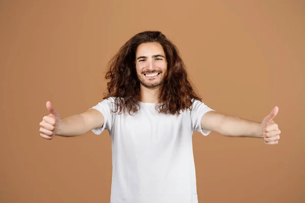 Harika Seçim Pozitif Orta Doğulu Genç Adam Bej Arka Planda — Stok fotoğraf