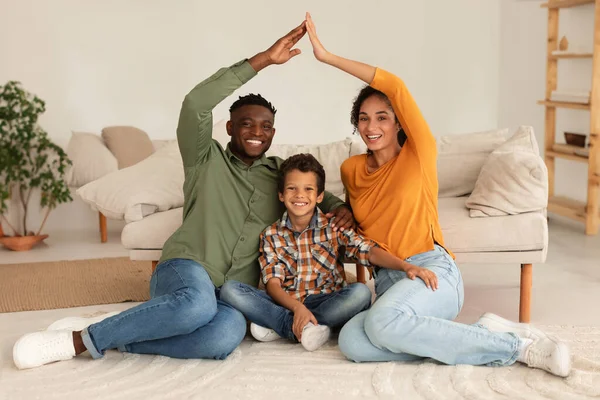 Familjeboende Glada Mångfaldiga Föräldrar Med Armar Göra Symbolisk Taket Ovanför — Stockfoto