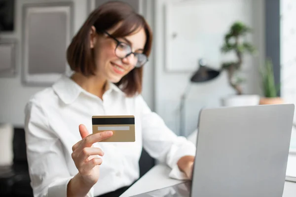 Glad European Woman Typing Laptop Using Credit Card Enjoy Online — Stock Photo, Image