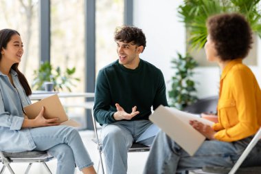 Üç farklı hevesli sınıf arkadaşı fikir planlıyor ya da tartışıyorlar, üniversite seyircileri arasında iletişim kuruyorlar. Proje, eğitim ve üniversite işbirliği