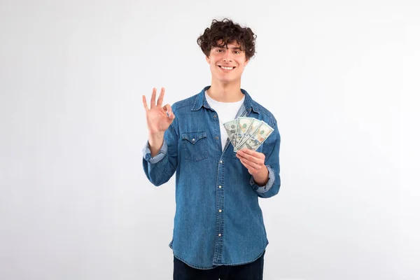 Neşeli Genç Adam Bir Dolar Nakit Parayı Kabul Ediyor Mali — Stok fotoğraf