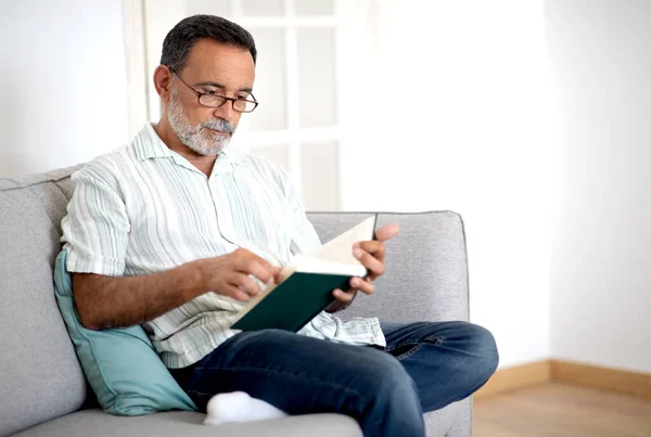 Latin Senior Man Casual Reading Livro Vestindo Óculos Relaxante Sentado — Fotografia de Stock