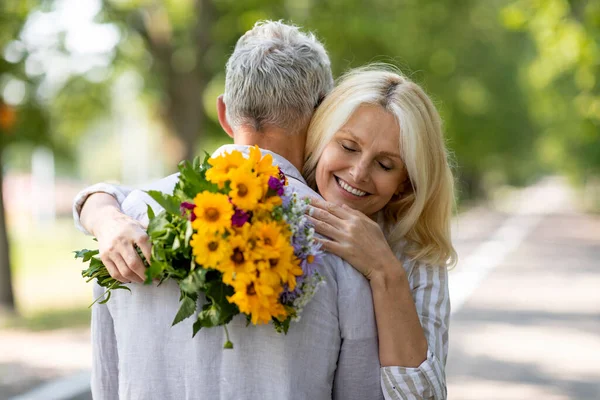 Volwassen Romantiek Gelukkig Ouder Vrouw Holding Bloemen Omarmen Haar Man — Stockfoto