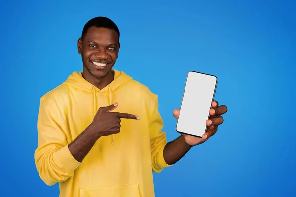 Happy Millennial Americano Africano Com Capuz Apontando Dedo Para Telefone — Fotografia de Stock