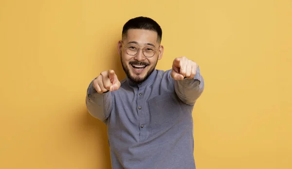 고차요 카메라에 손가락을 가리키는 긍정적인 아시아 노란색 공간에 누군가를 나타내는 — 스톡 사진