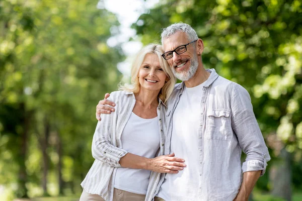 Dışarıda Kucaklaşan Kameraya Gülümseyen Yaşlı Çiftin Portresi Romantik Olgun Eşler — Stok fotoğraf