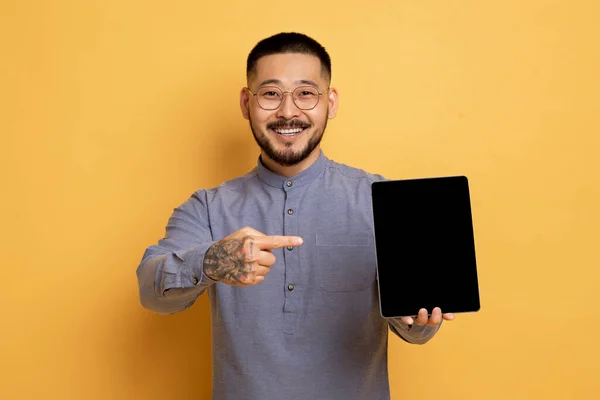 Schöner Asiatischer Mann Hält Und Zeigt Auf Digitales Tablet Mit — Stockfoto