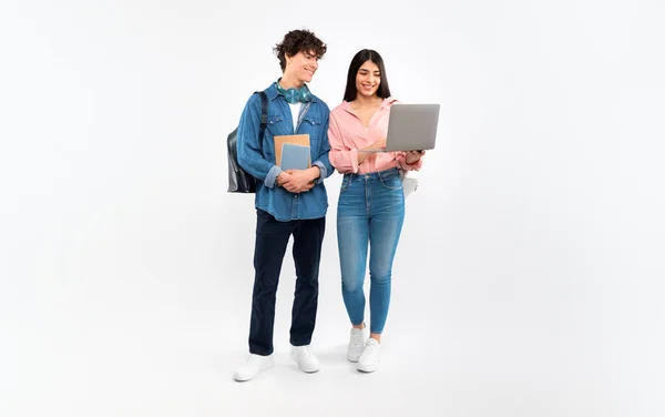 Learning Online College Education Happy Students Pár Pomocí Notebooku Studium — Stock fotografie