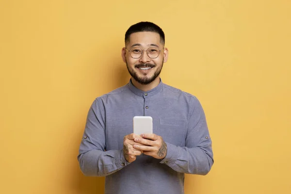 Portret Przystojnego Uśmiechniętego Młodego Azjaty Smartfonem Rękach Stylowy Millennial Guy — Zdjęcie stockowe