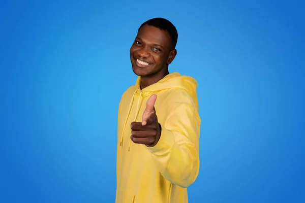 Sonriente Millennial Afroamericano Hombre Sudadera Divierte Disfrutar Del Tiempo Libre —  Fotos de Stock