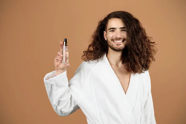 Erkek Saç Bakımı Kozmetik Kıvırcık Saçlı Genç Adam Tedavi Için — Stok fotoğraf