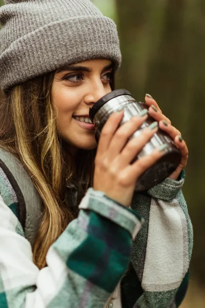 Ormandaki Ceketli Mutlu Beyaz Kadın Bir Fincan Çay Içiyor Seyahatin — Stok fotoğraf