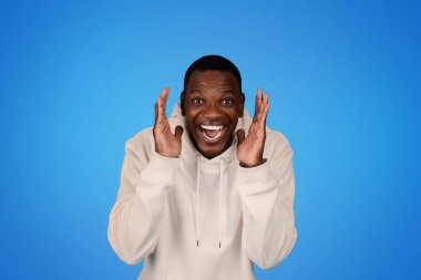 Gülmek, binlerce yıllık Afro-Amerikan kapüşonlu adamın mavi stüdyo arka planında izole bir şekilde ağzı açık eğlenmesine neden oldu. Sürpriz tepki, reklam ve teklif, büyük satış, kazanç ve başarı.