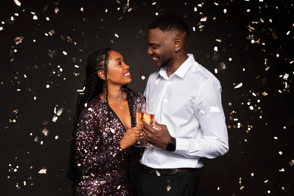 Mencintai Muda African American Pasangan Dengan Pakaian Bagus Merayakan Tahun — Stok Foto