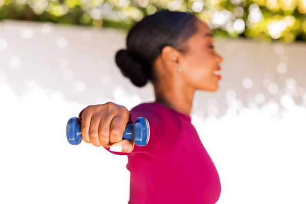 Selective Focus Blue Dumbbell Sportive Black Woman Hand Outdoor Workout — Stock Photo, Image