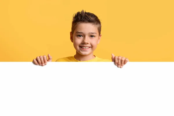 Веселый Маленький Мальчик Подросток Позирует Горизонтальной Пустой Белой Рекламной Доской — стоковое фото