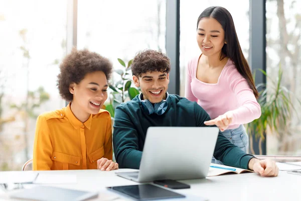 Diverși Studenți Veseli Care Stau Birou Audiență Folosesc Laptop Făcând — Fotografie, imagine de stoc