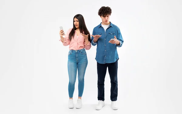 Mobiel Probleem Ontevreden Studenten Paar Holding Smartphones Lezen Vreemde Negatieve — Stockfoto