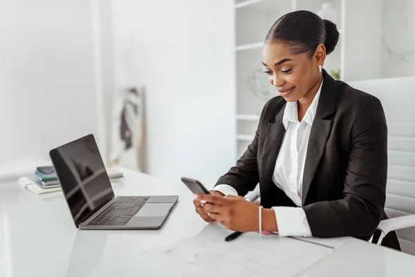 Happy Black Businesswoman Working Laptop Smartphone Light Office Female Entrepreneur — Stock Photo, Image