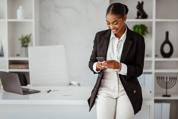 Mujer Empresaria Negra Feliz Mensaje Formal Lectura Desgaste Teléfono Inteligente —  Fotos de Stock