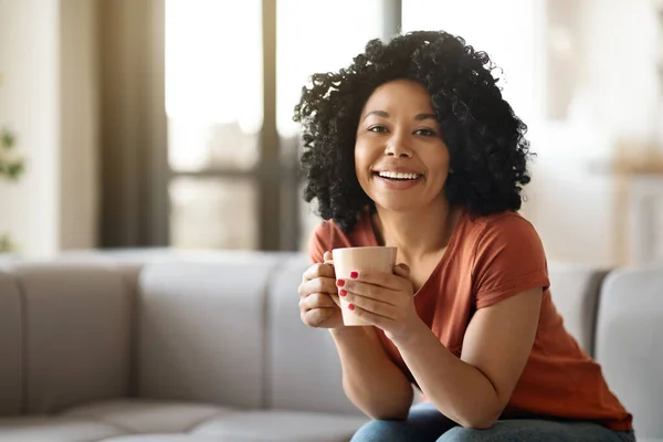 Vrolijke Aantrekkelijke Jonge Afrikaanse Amerikaanse Vrouw Chillen Alleen Thuis Vrolijke — Stockfoto