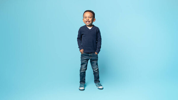 Full Length Scatto Felice Afro Americano Bambino Posa Mani Tasca — Foto Stock