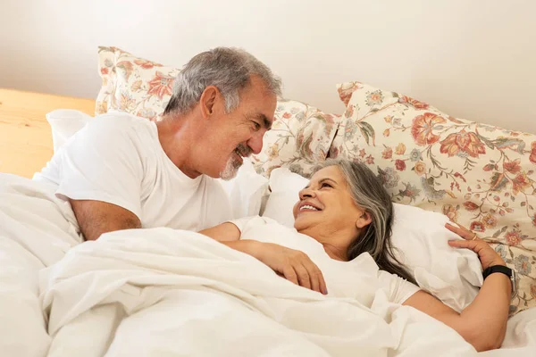Lachend Vrolijke Oude Blanke Man Ontwaakt Vrouw Bed Geniet Van — Stockfoto