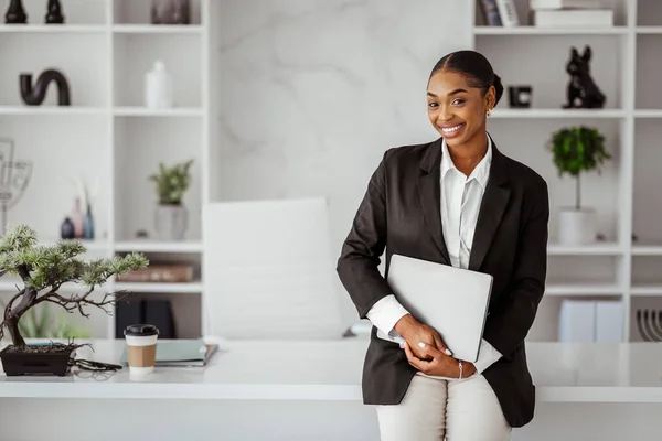 Başarılı Bir Adamı Ellerinde Dizüstü Bilgisayarı Olan Mutlu Siyahi Kadını — Stok fotoğraf
