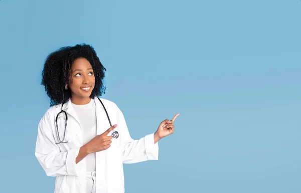 Beyaz Önlüklü Mutlu Siyah Bayan Doktor Boş Alana Parmak Uzatıyor — Stok fotoğraf