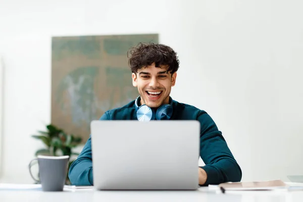Homem Freelancer Europeu Feliz Trabalhando Laptop Usando Fones Ouvido Pescoço — Fotografia de Stock