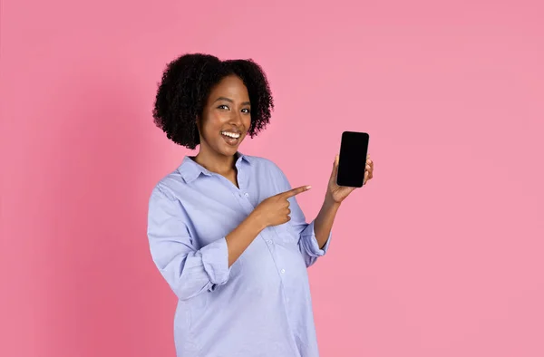 Neşeli Genç Siyah Hamile Bir Kadın Akıllı Telefonuyla Pembe Stüdyo — Stok fotoğraf