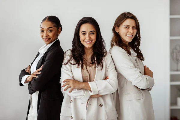 Business Team Drei Selbstbewusste Managerinnen Formellen Outfit Stehen Mit Verschränkten — Stockfoto