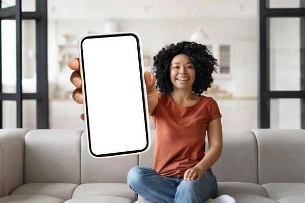 Vrolijke Zwarte Vrouw Toont Smartphone Met Grote Lege Witte Scherm — Stockfoto